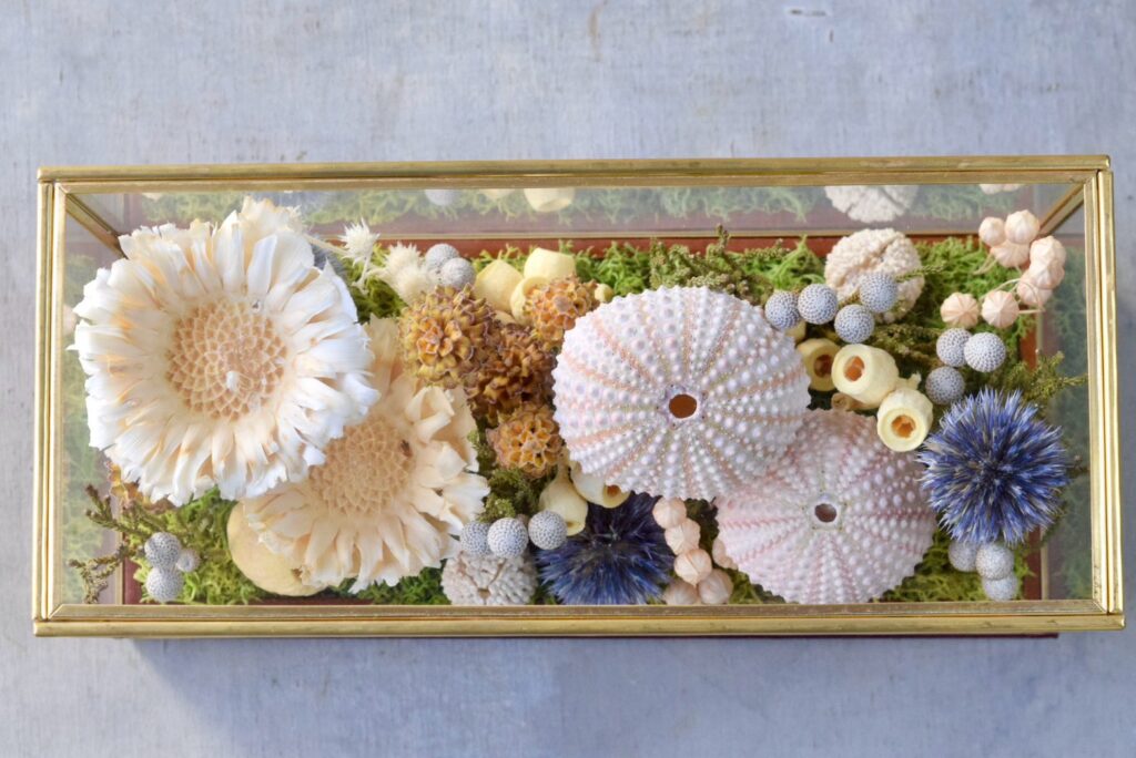 東京の花屋 叢屋Kusamurayaのドライフラワーインテリア雑貨。アンティーク調ガラスケース入りで、自宅用やギフト用に人気のアレンジメント。