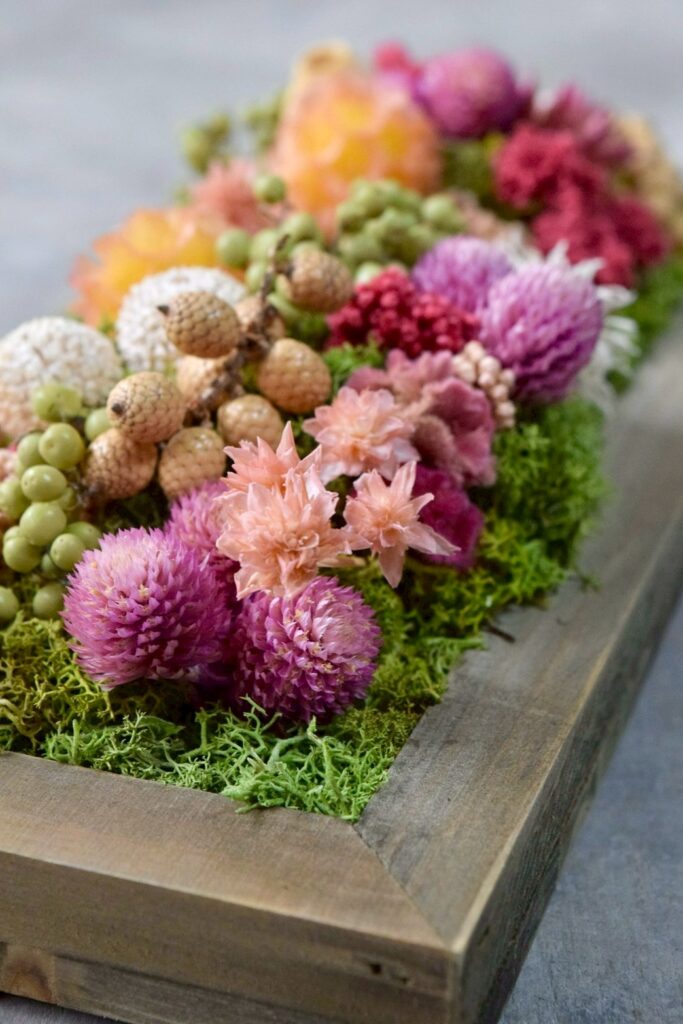 東京の花屋 叢屋Kusamurayaのドライフラワーインテリア雑貨。アンティーク調の木製フレームに、絵画をイメージしてデザインされた壁掛けタイプのドライフラワーインテリア。自宅用やギフト用として人気のアレンジメントです。