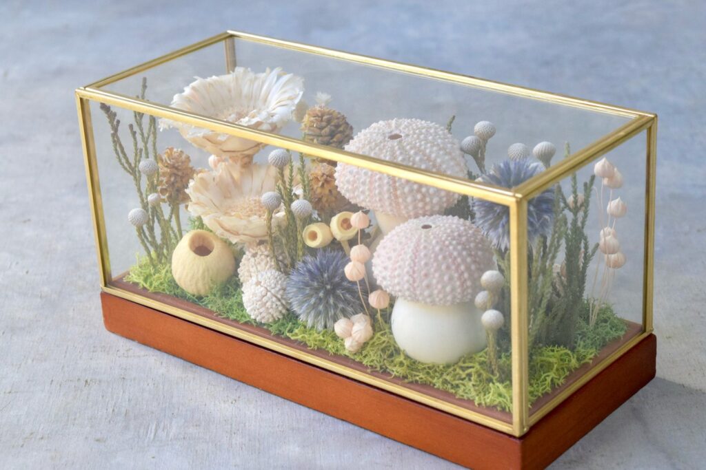 東京の花屋 叢屋Kusamurayaのドライフラワーインテリア雑貨。アンティーク調ガラスケース入りで、自宅用やギフト用に人気のアレンジメント。