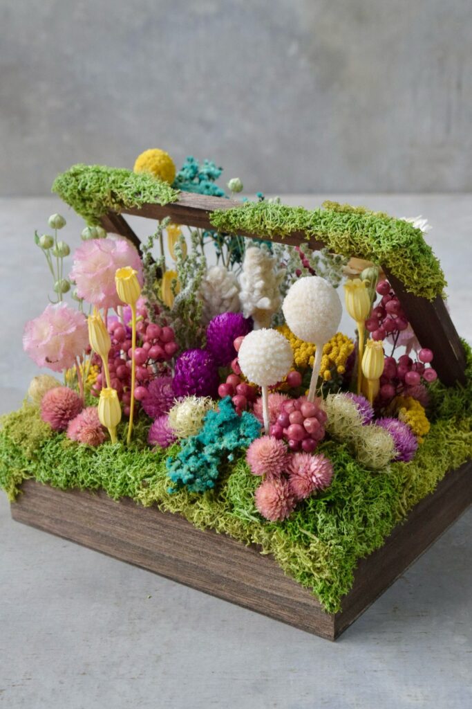 東京の花屋 叢屋Kusamurayaのドライフラワーインテリア雑貨。アンティーク調の木箱に、庭園をイメージしてデザインされたドライフラワーオブジェ。自宅用やギフト用として人気のアレンジメントです。