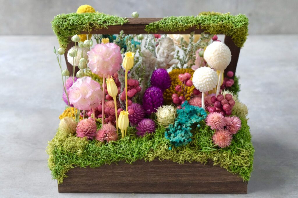 東京の花屋 叢屋Kusamurayaのドライフラワーインテリア雑貨。アンティーク調の木箱に、庭園をイメージしてデザインされたドライフラワーオブジェ。自宅用やギフト用として人気のアレンジメントです。