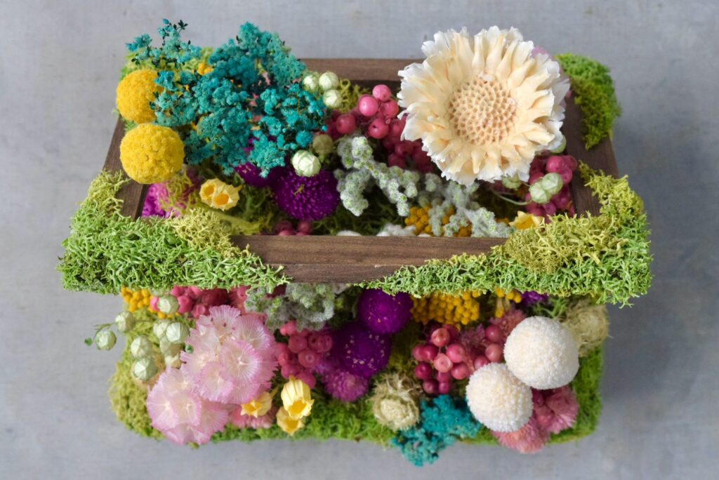 東京の花屋 叢屋Kusamurayaのドライフラワーインテリア雑貨。アンティーク調の木箱に、庭園をイメージしてデザインされたドライフラワーオブジェ。自宅用やギフト用として人気のアレンジメントです。