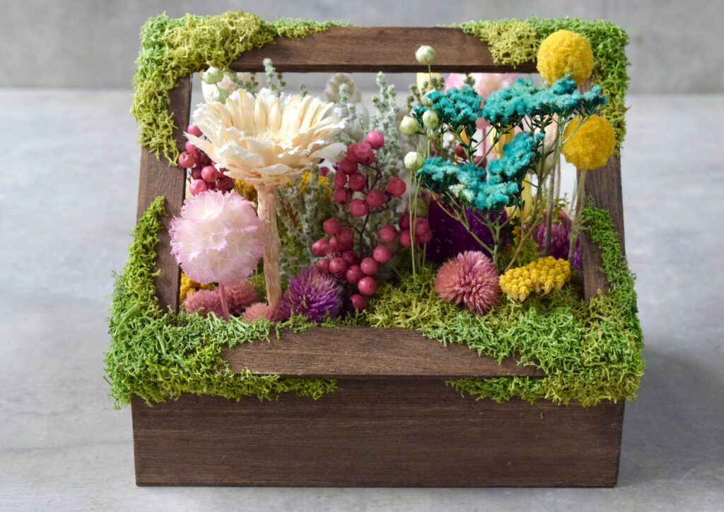 東京の花屋 叢屋Kusamurayaのドライフラワーインテリア雑貨。アンティーク調の木箱に、庭園をイメージしてデザインされたドライフラワーオブジェ。自宅用やギフト用として人気のアレンジメントです。