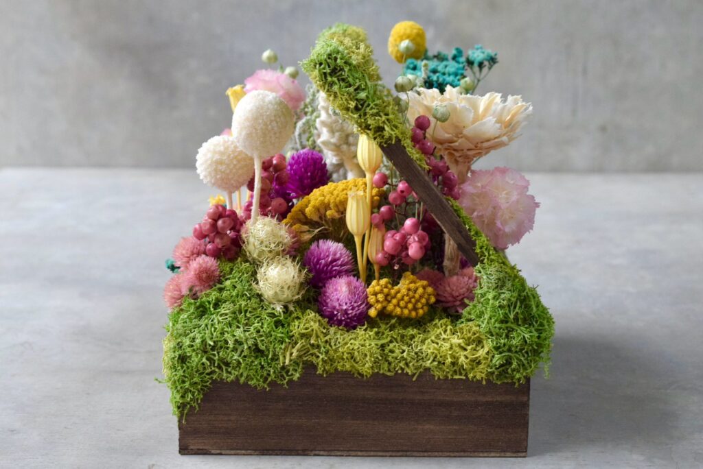 東京の花屋 叢屋Kusamurayaのドライフラワーインテリア雑貨。アンティーク調の木箱に、庭園をイメージしてデザインされたドライフラワーオブジェ。自宅用やギフト用として人気のアレンジメントです。