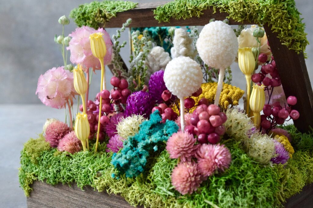 東京の花屋 叢屋Kusamurayaのドライフラワーインテリア雑貨。アンティーク調の木箱に、庭園をイメージしてデザインされたドライフラワーオブジェ。自宅用やギフト用として人気のアレンジメントです。