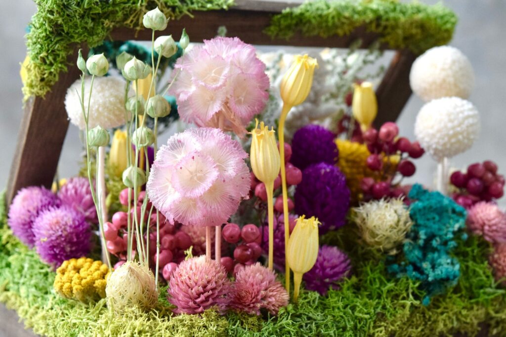 東京の花屋 叢屋Kusamurayaのドライフラワーインテリア雑貨。アンティーク調の木箱に、庭園をイメージしてデザインされたドライフラワーオブジェ。自宅用やギフト用として人気のアレンジメントです。