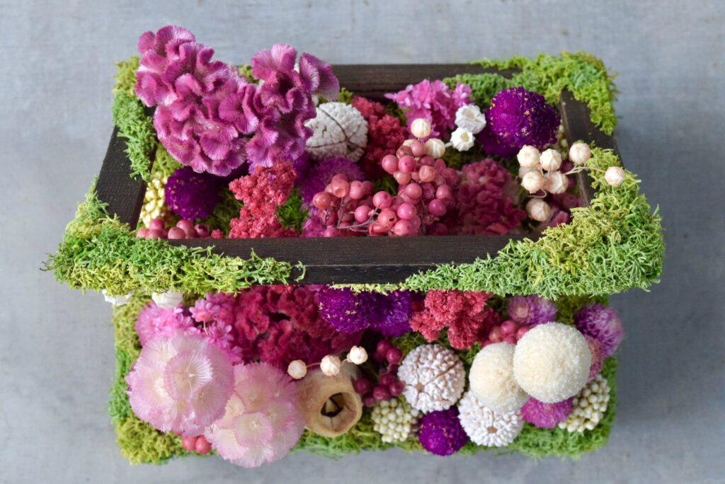 東京の花屋 叢屋Kusamurayaのドライフラワーインテリア雑貨。アンティーク調の木箱に、庭園をイメージしてデザインされたドライフラワーオブジェ。自宅用やギフト用として人気のアレンジメントです。