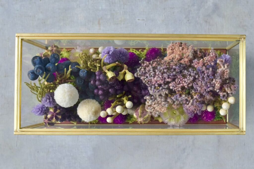 東京の花屋 叢屋Kusamurayaのドライフラワーインテリア雑貨。アンティーク調ガラスケース入りで、自宅用やギフト用に人気のアレンジメント。