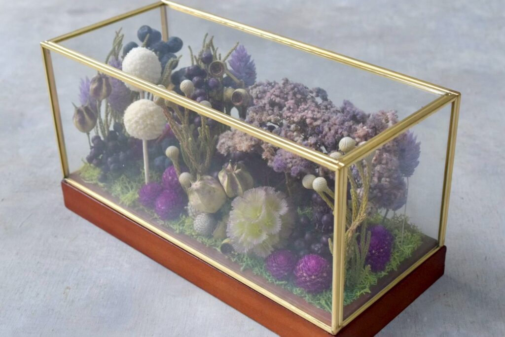 東京の花屋 叢屋Kusamurayaのドライフラワーインテリア雑貨。アンティーク調ガラスケース入りで、自宅用やギフト用に人気のアレンジメント。