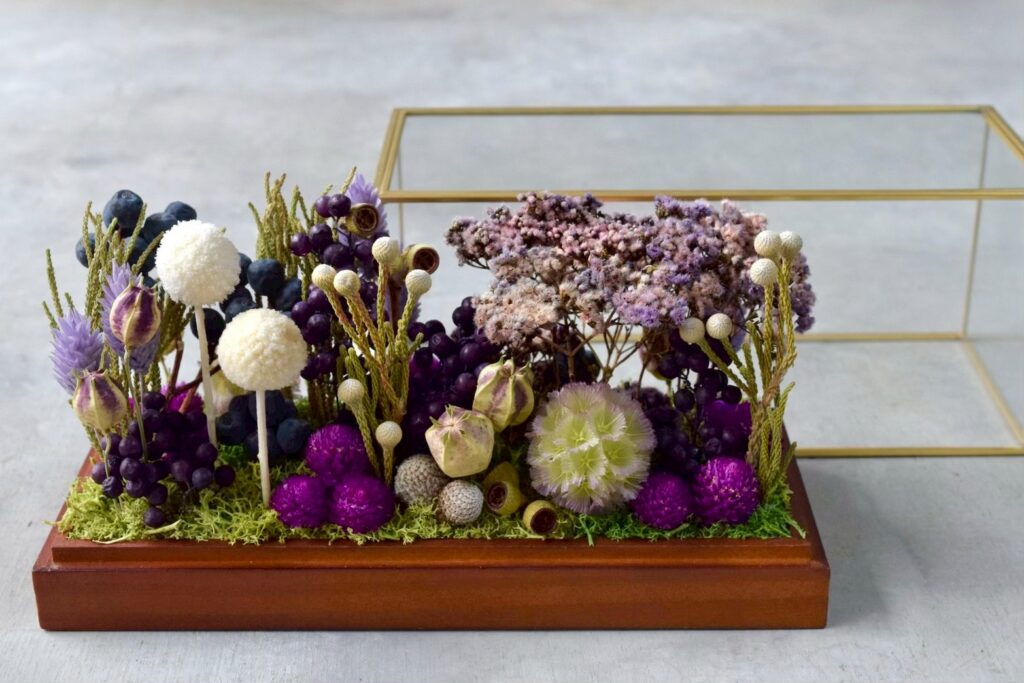 東京の花屋 叢屋Kusamurayaのドライフラワーインテリア雑貨。アンティーク調ガラスケース入りで、自宅用やギフト用に人気のアレンジメント。