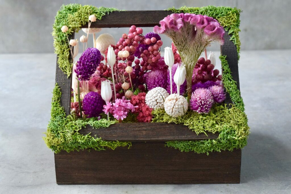 東京の花屋 叢屋Kusamurayaのドライフラワーインテリア雑貨。アンティーク調の木箱に、庭園をイメージしてデザインされたドライフラワーオブジェ。自宅用やギフト用として人気のアレンジメントです。