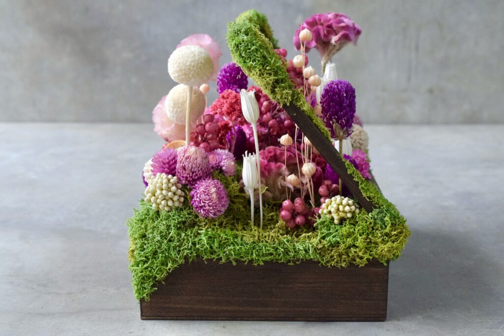 東京の花屋 叢屋Kusamurayaのドライフラワーインテリア雑貨。アンティーク調の木箱に、庭園をイメージしてデザインされたドライフラワーオブジェ。自宅用やギフト用として人気のアレンジメントです。