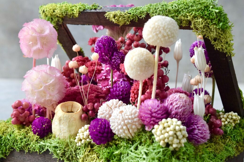 東京の花屋 叢屋Kusamurayaのドライフラワーインテリア雑貨。アンティーク調の木箱に、庭園をイメージしてデザインされたドライフラワーオブジェ。自宅用やギフト用として人気のアレンジメントです。