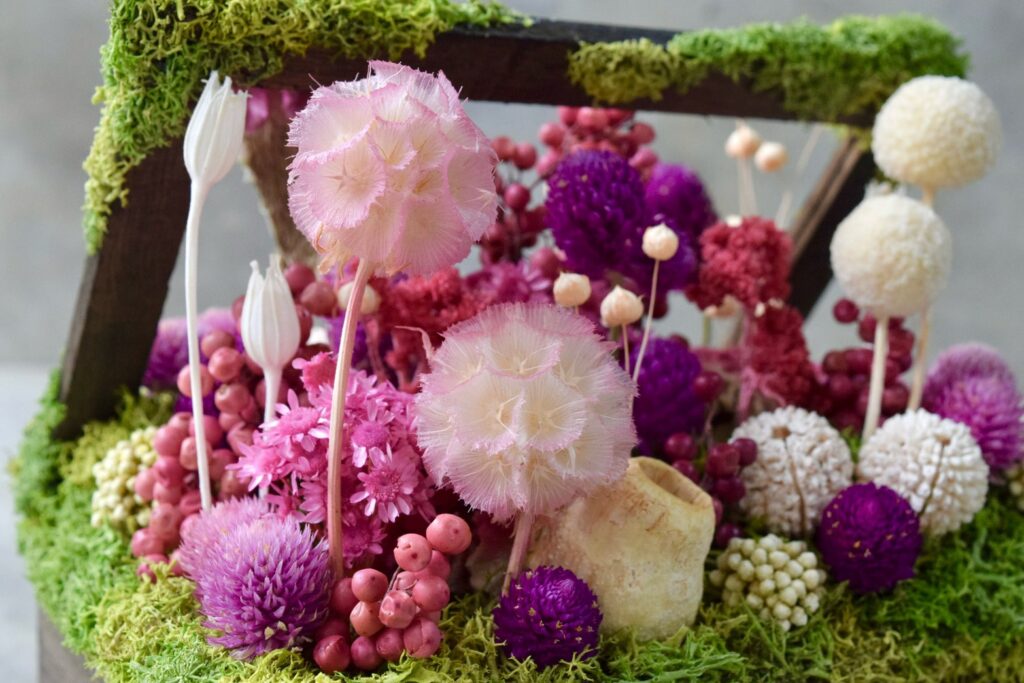 東京の花屋 叢屋Kusamurayaのドライフラワーインテリア雑貨。アンティーク調の木箱に、庭園をイメージしてデザインされたドライフラワーオブジェ。自宅用やギフト用として人気のアレンジメントです。