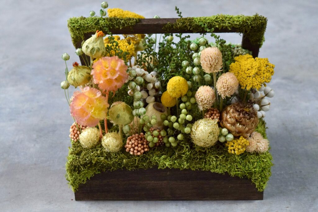 東京の花屋 叢屋Kusamurayaのドライフラワーインテリア雑貨。アンティーク調の木箱に、庭園をイメージしてデザインされたドライフラワーオブジェ。自宅用やギフト用として人気のアレンジメントです。