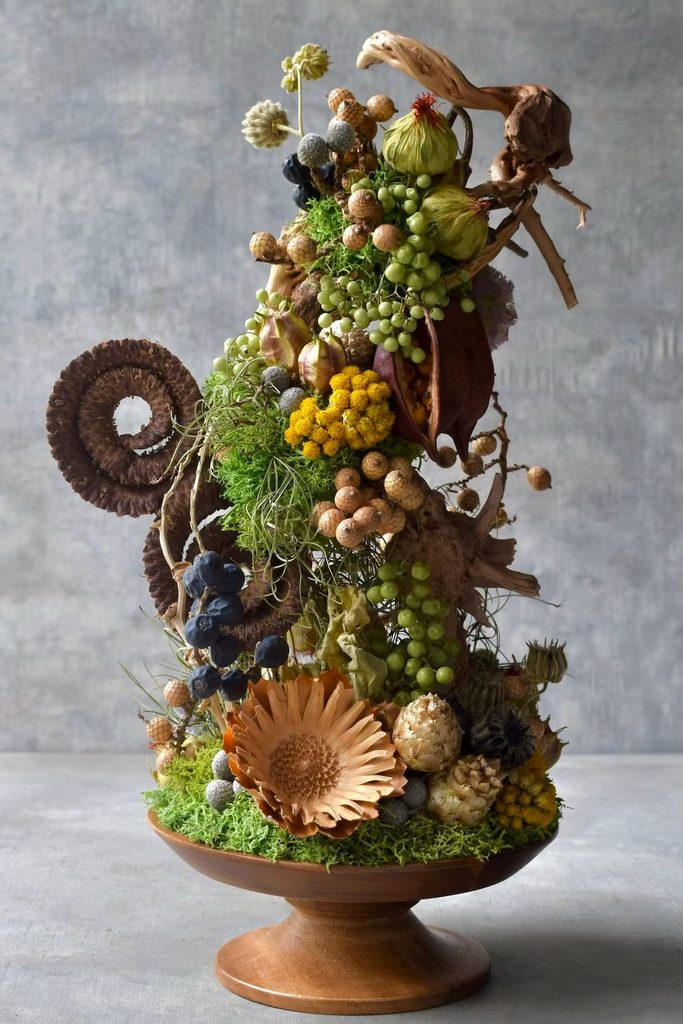 叢屋が制作するボタニカルオブジェ。流木や苔、植物が複雑に絡み合う小さな世界を木製台座に表現し、深い森の一角を切り取ったような作品に仕上げています。