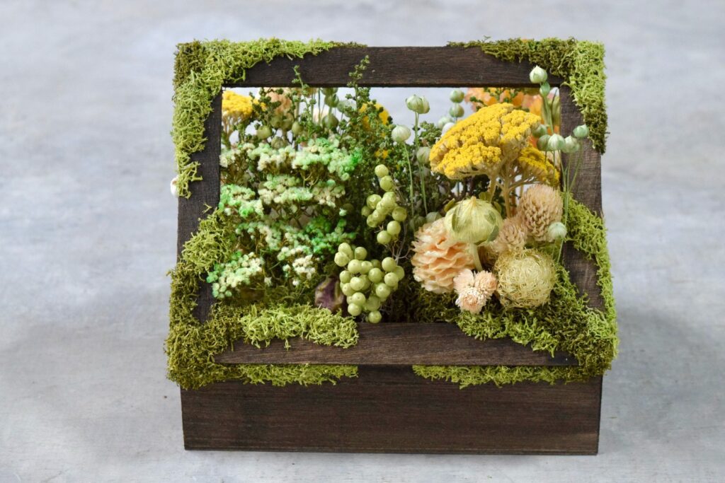 東京の花屋 叢屋Kusamurayaのドライフラワーインテリア雑貨。アンティーク調の木箱に、庭園をイメージしてデザインされたドライフラワーオブジェ。自宅用やギフト用として人気のアレンジメントです。