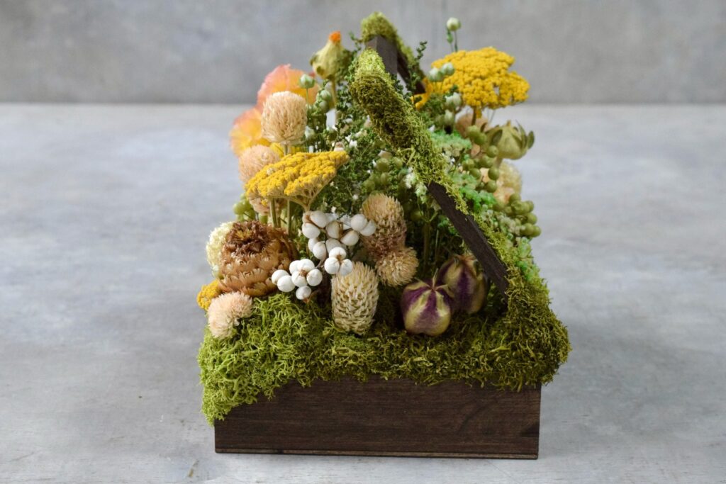 東京の花屋 叢屋Kusamurayaのドライフラワーインテリア雑貨。アンティーク調の木箱に、庭園をイメージしてデザインされたドライフラワーオブジェ。自宅用やギフト用として人気のアレンジメントです。