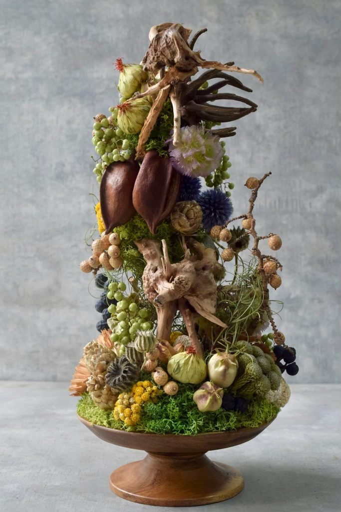 叢屋が制作するボタニカルオブジェ。流木や苔、植物が複雑に絡み合う小さな世界を木製台座に表現し、深い森の一角を切り取ったような作品に仕上げています。