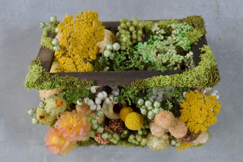 東京の花屋 叢屋Kusamurayaのドライフラワーインテリア雑貨。アンティーク調の木箱に、庭園をイメージしてデザインされたドライフラワーオブジェ。自宅用やギフト用として人気のアレンジメントです。