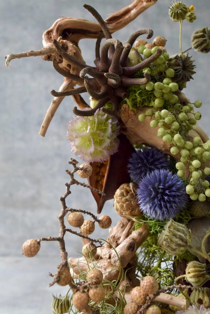 叢屋が制作するボタニカルオブジェ。流木や苔、植物が複雑に絡み合う小さな世界を木製台座に表現し、深い森の一角を切り取ったような作品に仕上げています。