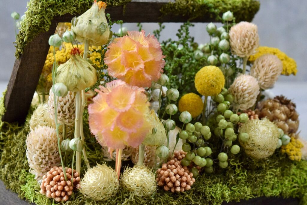 東京の花屋 叢屋Kusamurayaのドライフラワーインテリア雑貨。アンティーク調の木箱に、庭園をイメージしてデザインされたドライフラワーオブジェ。自宅用やギフト用として人気のアレンジメントです。