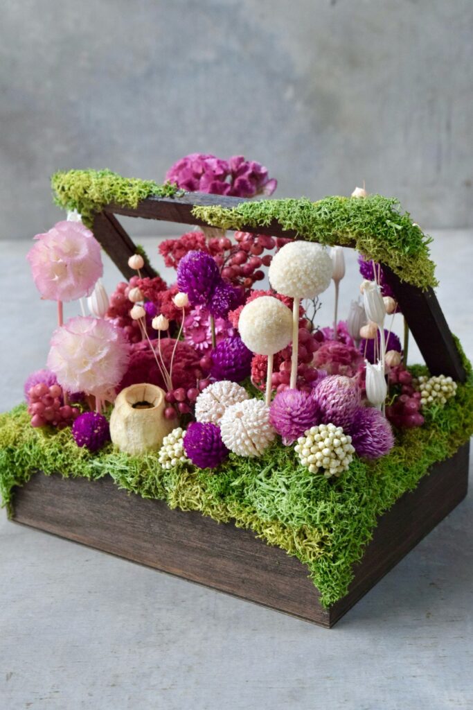 東京の花屋 叢屋Kusamurayaのドライフラワーインテリア雑貨。アンティーク調の木箱に、庭園をイメージしてデザインされたドライフラワーオブジェ。自宅用やギフト用として人気のアレンジメントです。