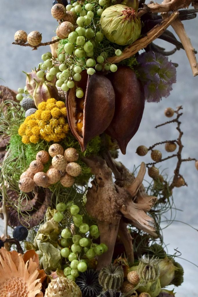 叢屋が制作するボタニカルオブジェ。流木や苔、植物が複雑に絡み合う小さな世界を木製台座に表現し、深い森の一角を切り取ったような作品に仕上げています。