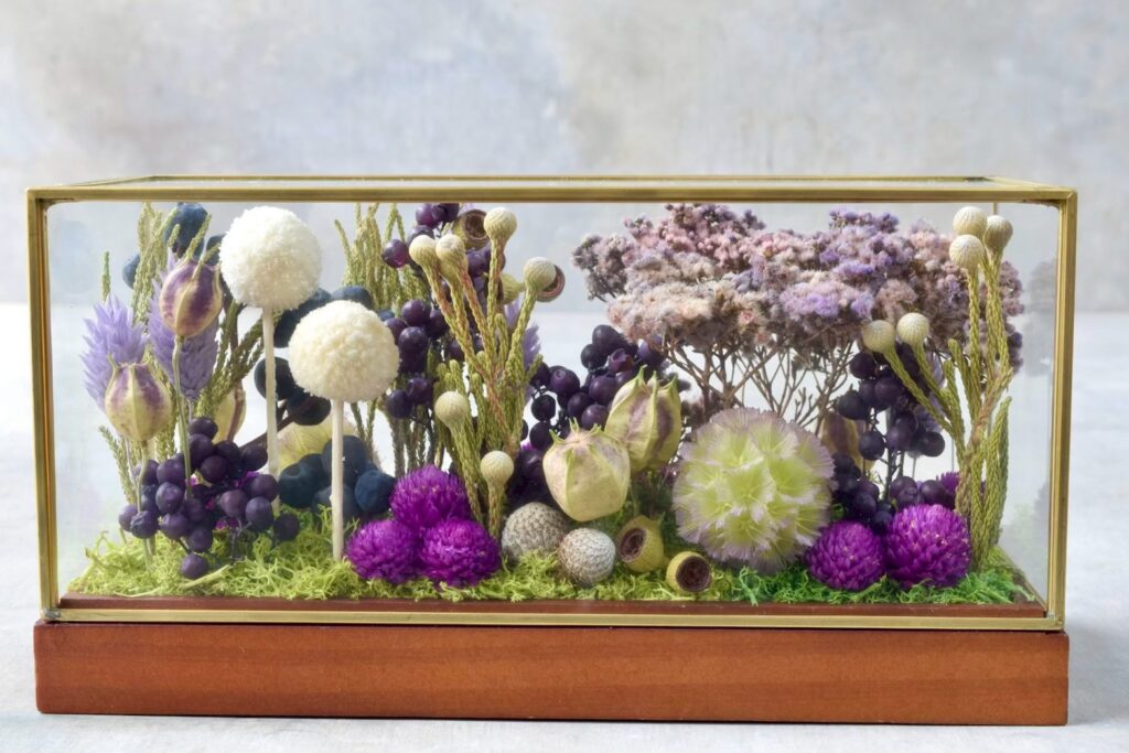 東京の花屋 叢屋Kusamurayaのドライフラワーインテリア雑貨。アンティーク調ガラスケース入りで、自宅用やギフト用に人気のアレンジメント。