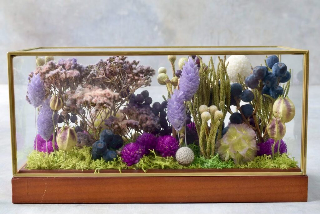 東京の花屋 叢屋Kusamurayaのドライフラワーインテリア雑貨。アンティーク調ガラスケース入りで、自宅用やギフト用に人気のアレンジメント。