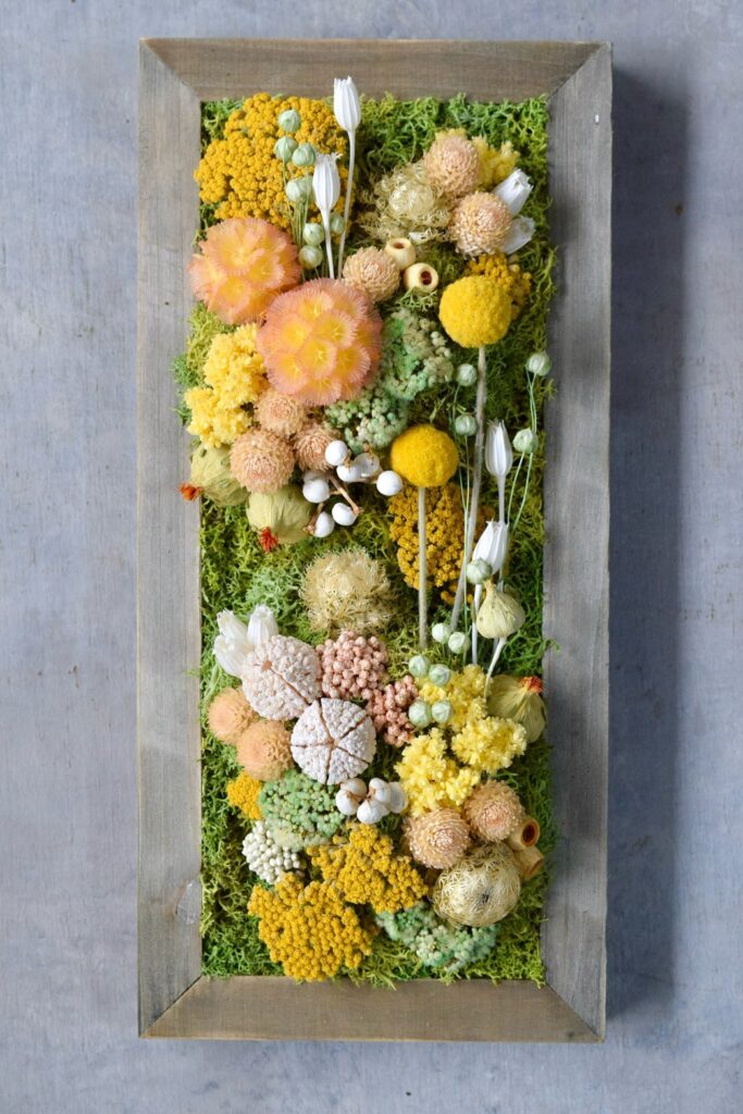 東京の花屋 叢屋Kusamurayaのドライフラワーインテリア雑貨。アンティーク調の木製フレームに、絵画をイメージしてデザインされた壁掛けタイプのドライフラワーインテリア。自宅用やギフト用として人気のアレンジメントです。