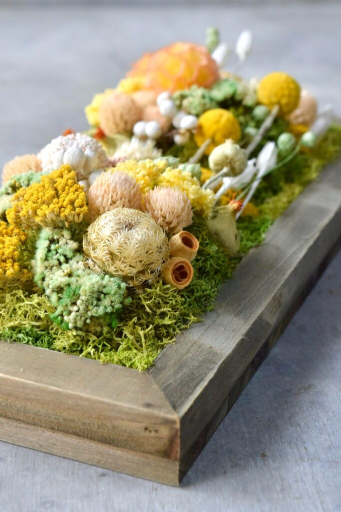 東京の花屋 叢屋Kusamurayaのドライフラワーインテリア雑貨。アンティーク調の木製フレームに、絵画をイメージしてデザインされた壁掛けタイプのドライフラワーインテリア。自宅用やギフト用として人気のアレンジメントです。