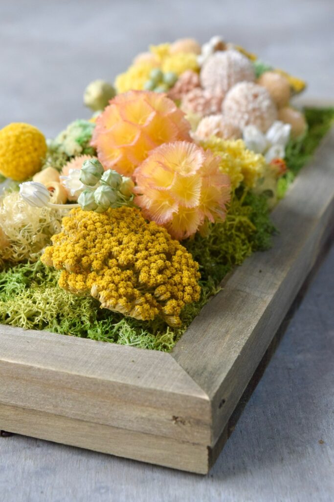 東京の花屋 叢屋Kusamurayaのドライフラワーインテリア雑貨。アンティーク調の木製フレームに、絵画をイメージしてデザインされた壁掛けタイプのドライフラワーインテリア。自宅用やギフト用として人気のアレンジメントです。