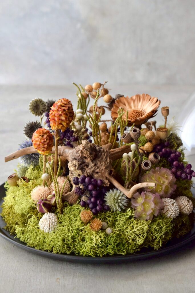 東京の花屋 叢屋Kusamurayaのドライフラワーインテリア雑貨。アンティーク調のドーム型ケースに、植物標本をイメージしてデザインされたドライフラワーインテリア。自宅用やギフト用として人気のアレンジメントです。