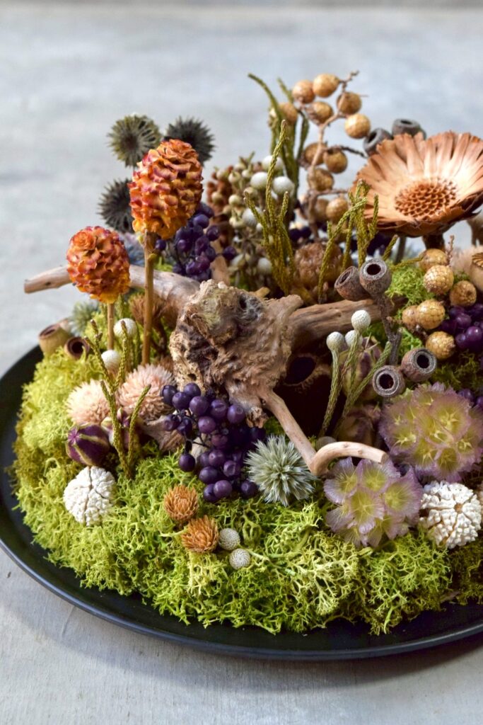 東京の花屋 叢屋Kusamurayaのドライフラワーインテリア雑貨。アンティーク調のドーム型ケースに、植物標本をイメージしてデザインされたドライフラワーインテリア。自宅用やギフト用として人気のアレンジメントです。