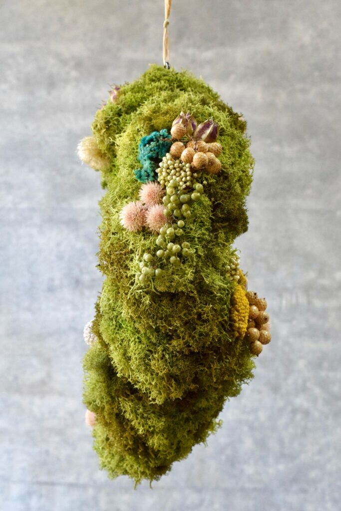 東京の花屋 叢屋Kusamurayaのドライフラワーインテリア雑貨。苔の塊が空中に浮かぶようにデザインされたドライフラワーオブジェは、自宅用やギフト用に人気のアレンジメント。
