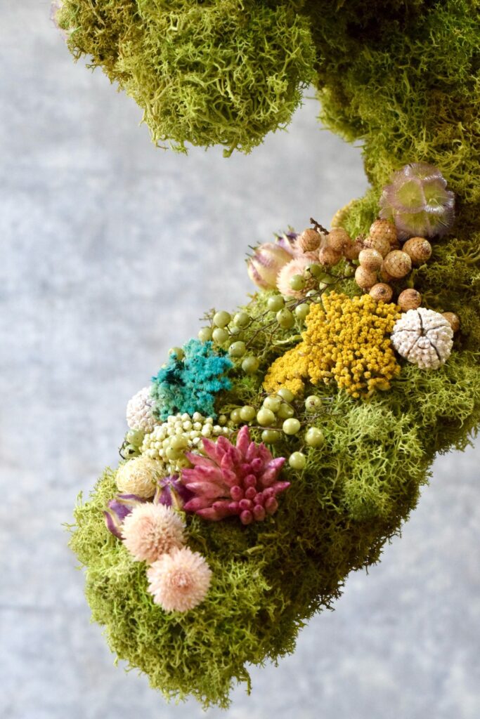 東京の花屋 叢屋Kusamurayaのドライフラワーインテリア雑貨。苔の塊が空中に浮かぶようにデザインされたドライフラワーオブジェは、自宅用やギフト用に人気のアレンジメント。