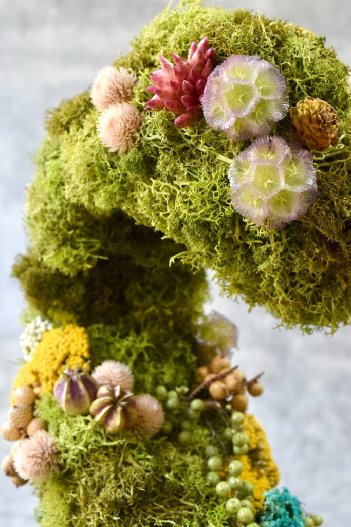 東京の花屋 叢屋Kusamurayaのドライフラワーインテリア雑貨。苔の塊が空中に浮かぶようにデザインされたドライフラワーオブジェは、自宅用やギフト用に人気のアレンジメント。