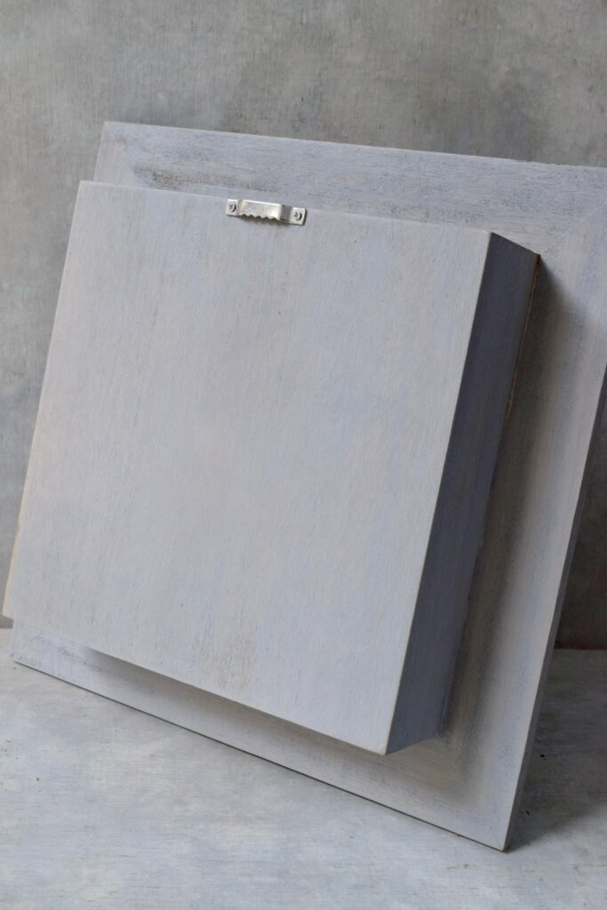 東京の花屋 叢屋Kusamurayaのドライフラワーインテリア雑貨。アンティーク調の木製フレームに、絵画をイメージしてデザインされた壁掛けタイプのドライフラワーインテリア。自宅用やギフト用として人気のアレンジメントです。