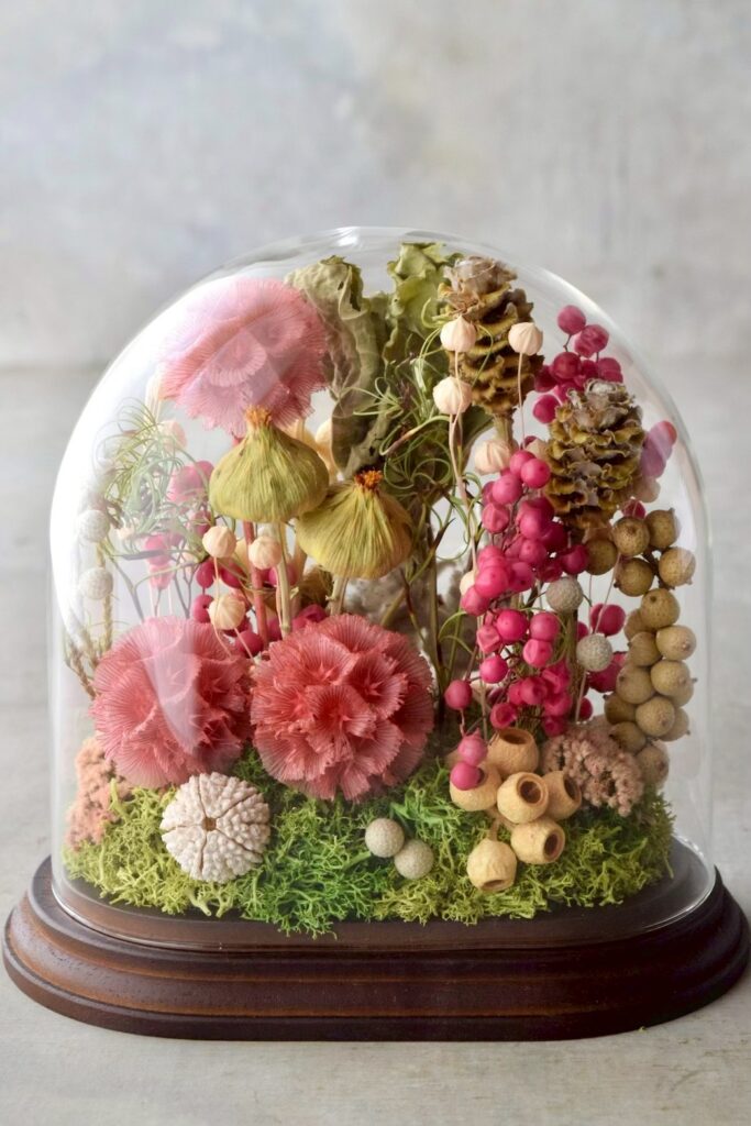 東京の花屋 叢屋Kusamurayaのドライフラワーインテリア雑貨。アンティーク調のドーム型ケースに、植物標本をイメージしてデザインされたドライフラワーインテリア。自宅用やギフト用として人気のアレンジメントです。