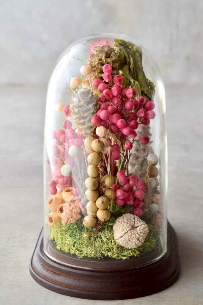 東京の花屋 叢屋Kusamurayaのドライフラワーインテリア雑貨。アンティーク調のドーム型ケースに、植物標本をイメージしてデザインされたドライフラワーインテリア。自宅用やギフト用として人気のアレンジメントです。