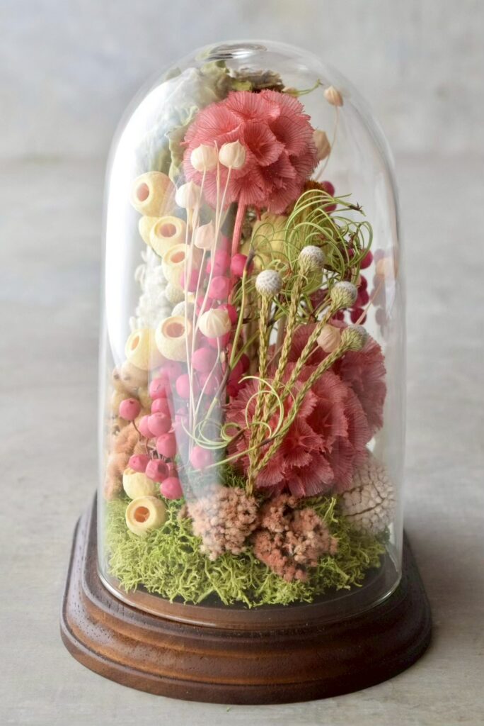 東京の花屋 叢屋Kusamurayaのドライフラワーインテリア雑貨。アンティーク調のドーム型ケースに、植物標本をイメージしてデザインされたドライフラワーインテリア。自宅用やギフト用として人気のアレンジメントです。