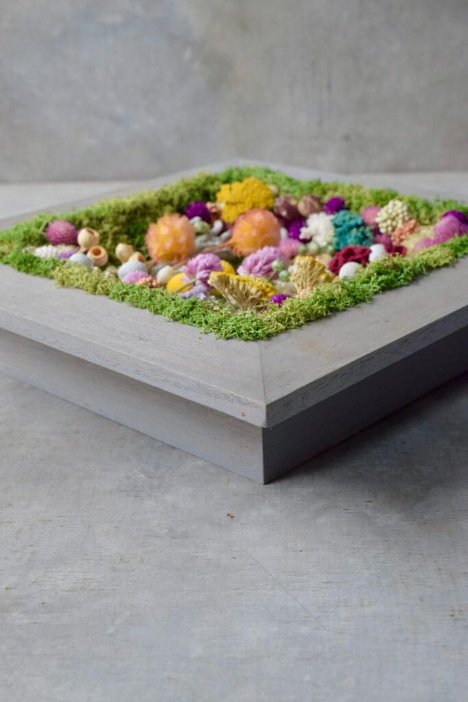 東京の花屋 叢屋Kusamurayaのドライフラワーインテリア雑貨。アンティーク調の木製フレームに、絵画をイメージしてデザインされた壁掛けタイプのドライフラワーインテリア。自宅用やギフト用として人気のアレンジメントです。