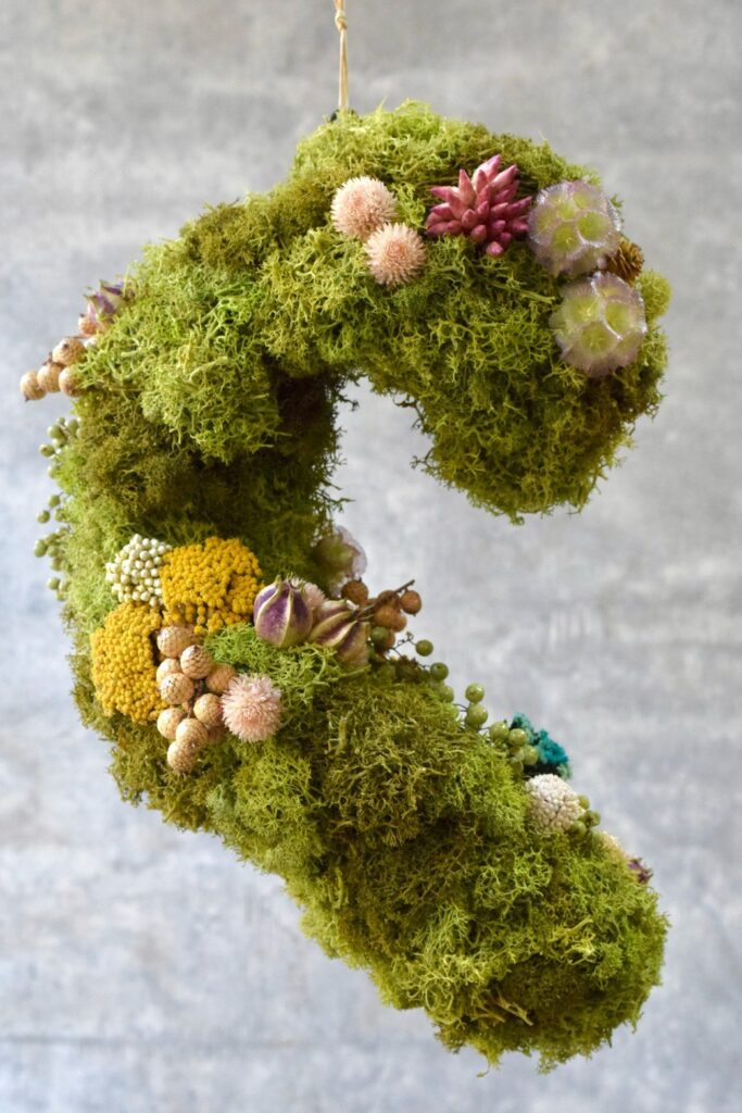 東京の花屋 叢屋Kusamurayaのドライフラワーインテリア雑貨。苔の塊が空中に浮かぶようにデザインされたドライフラワーオブジェは、自宅用やギフト用に人気のアレンジメント。