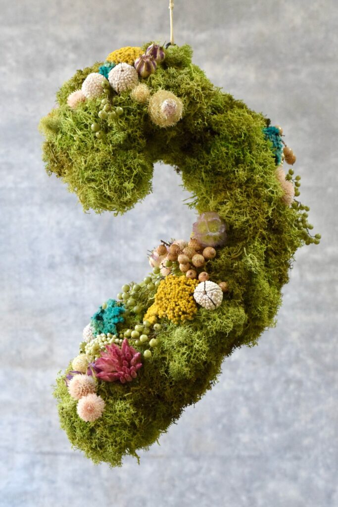 東京の花屋 叢屋Kusamurayaのドライフラワーインテリア雑貨。苔の塊が空中に浮かぶようにデザインされたドライフラワーオブジェは、自宅用やギフト用に人気のアレンジメント。