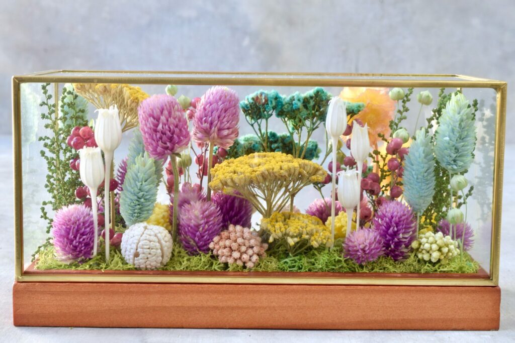 東京の花屋 叢屋Kusamurayaのドライフラワーインテリア雑貨。アンティーク調ガラスケース入りで、自宅用やギフト用に人気のアレンジメント。