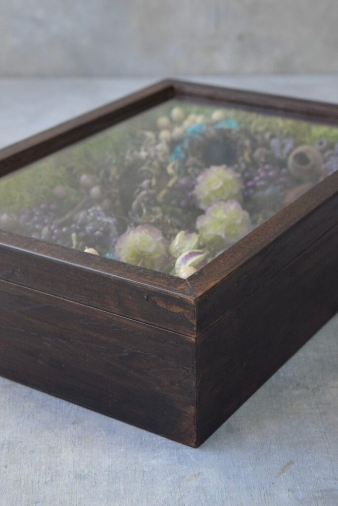 東京の花屋 叢屋Kusamurayaのドライフラワーインテリア雑貨。アンティーク調の木製フレーム(ウッドボックス)を使った、自宅用やギフト用に人気のアレンジメント。