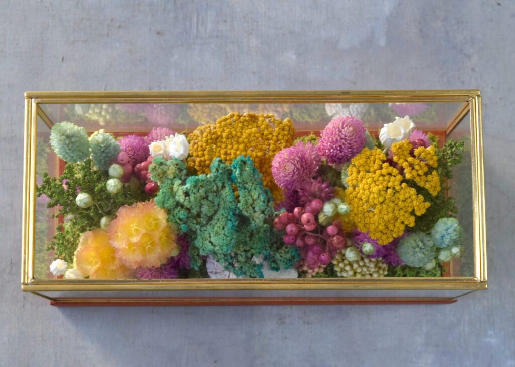 東京の花屋 叢屋Kusamurayaのドライフラワーインテリア雑貨。アンティーク調ガラスケース入りで、自宅用やギフト用に人気のアレンジメント。