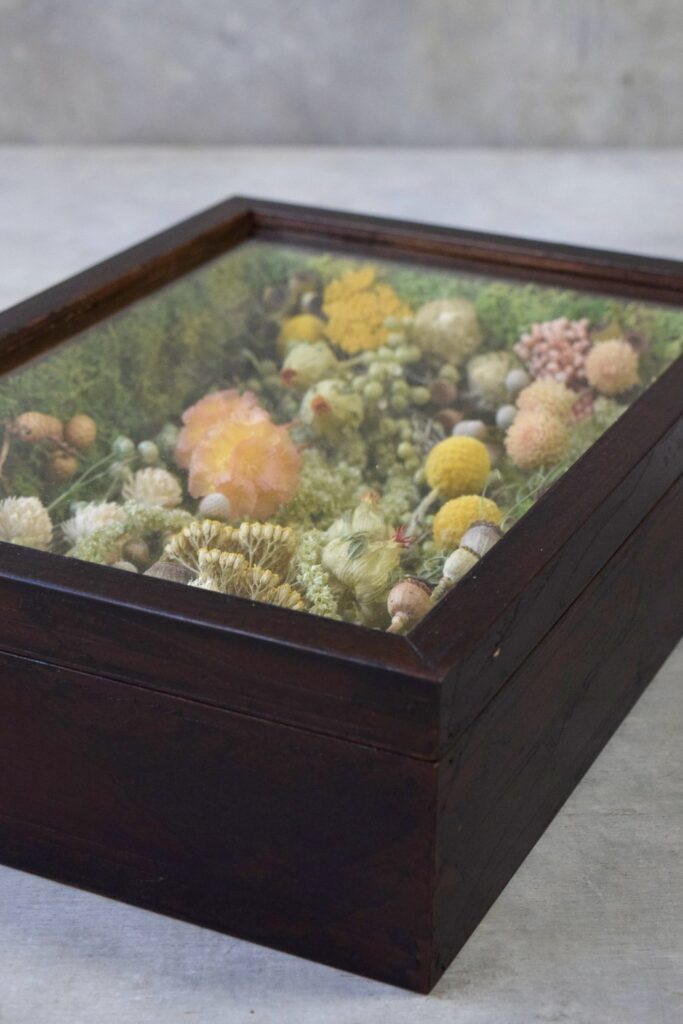 東京の花屋 叢屋Kusamurayaのドライフラワーインテリア雑貨。アンティーク調の木製フレーム(ウッドボックス)を使った、自宅用やギフト用に人気のアレンジメント。