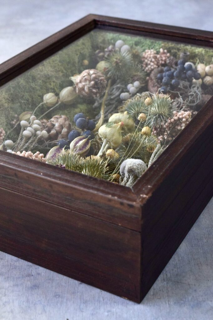東京の花屋 叢屋Kusamurayaのドライフラワーインテリア雑貨。アンティーク調の木製フレーム(ウッドボックス)を使った、自宅用やギフト用に人気のアレンジメント。